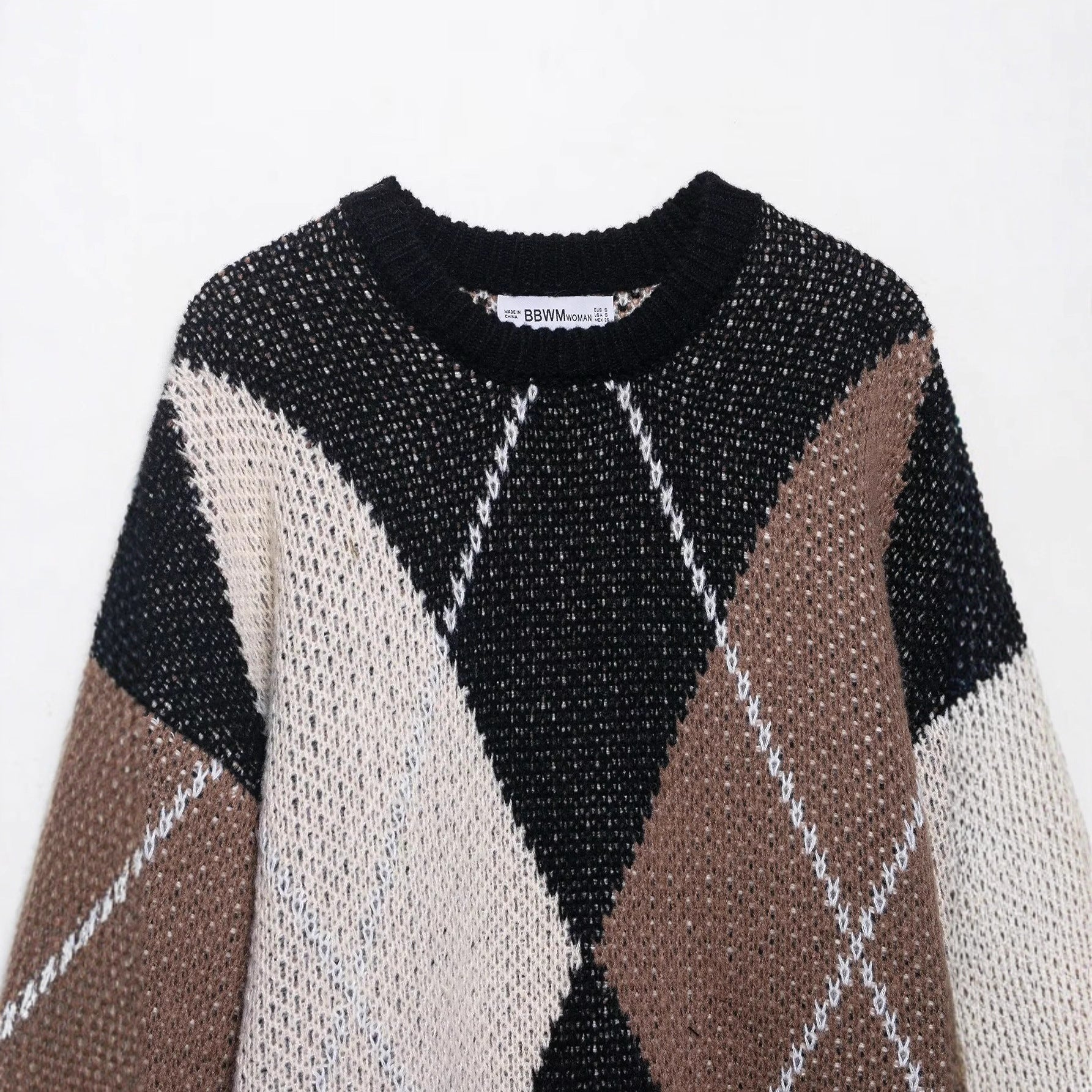 Round neck sleeveless diamond patterned knitted sweater for women