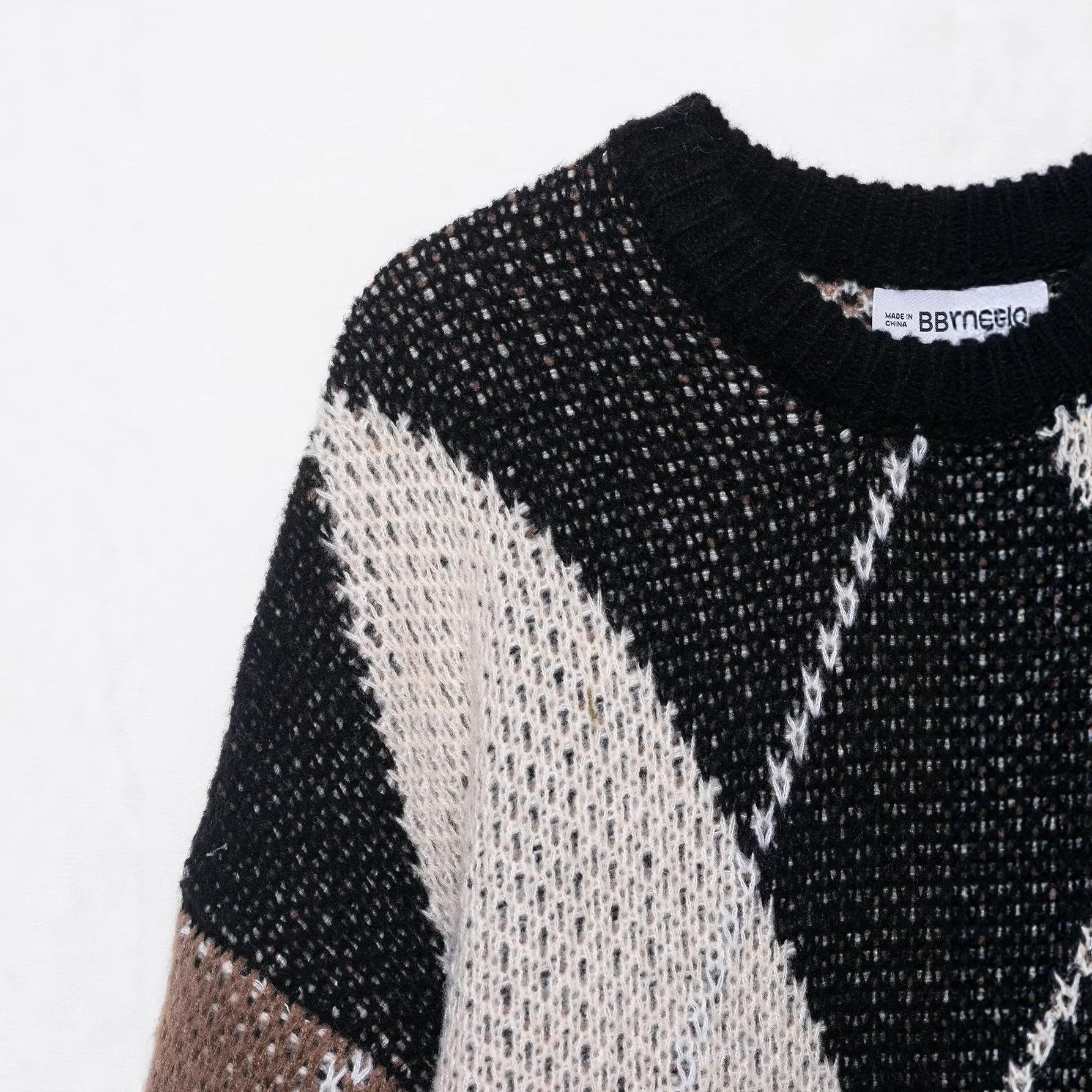 Round neck sleeveless diamond patterned knitted sweater for women