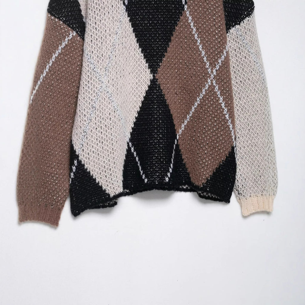 Round neck sleeveless diamond patterned knitted sweater for women