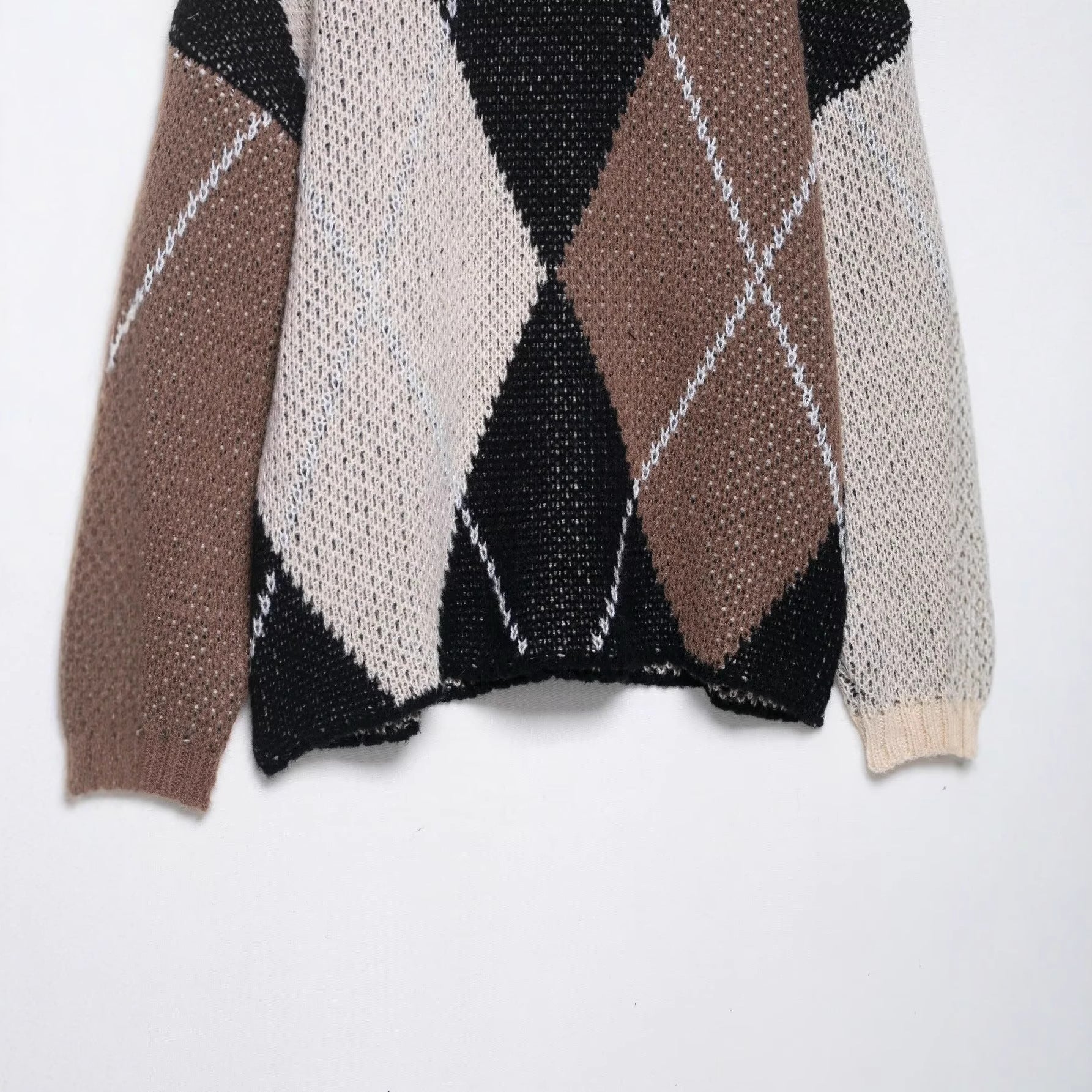 Round neck sleeveless diamond patterned knitted sweater for women